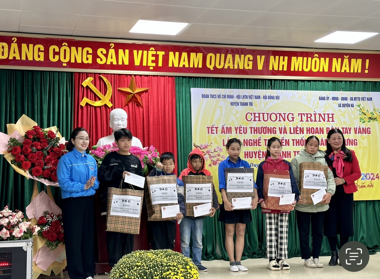Ban tổ chức tặng quà cho cho các em có hoàn cảnh khó khăn.