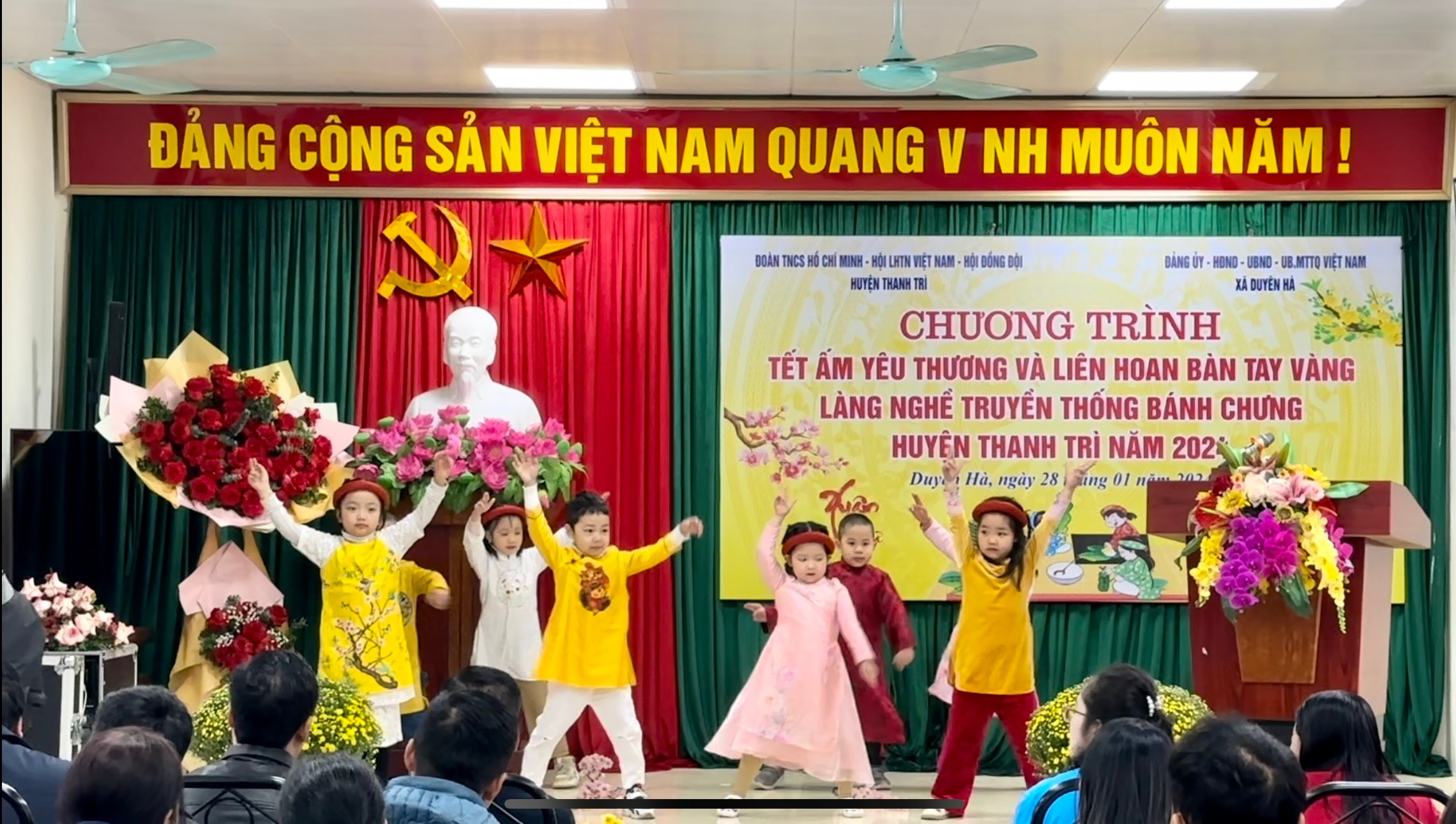 Các tiết mục văn nghệ với Chủ đề “Xuân yêu thương, Tết an lành” của các bé thiếu nhi trường Mầm non Tuấn Linh.