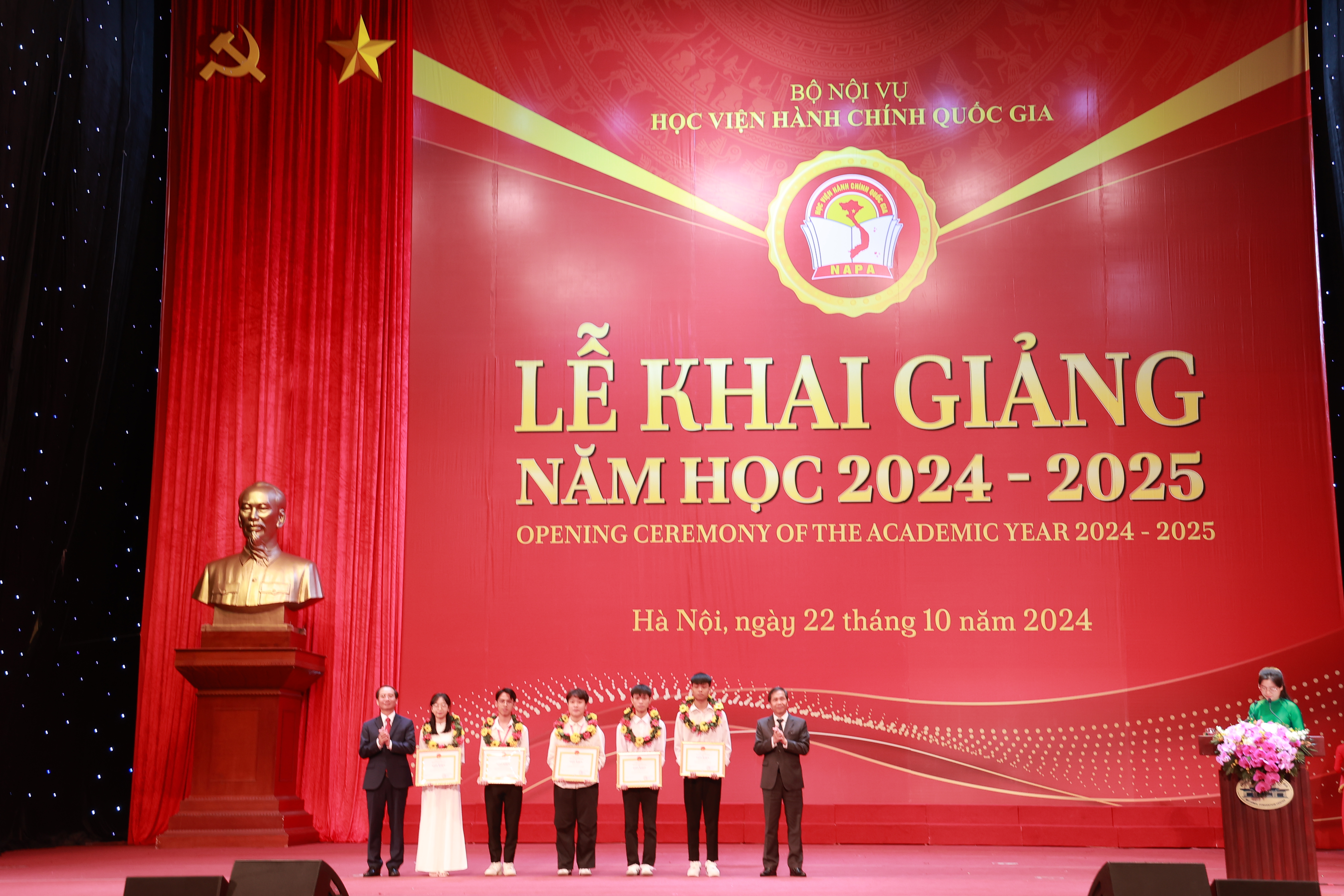 Học viện Khen thưởng, biểu dương các thủ khoa.
