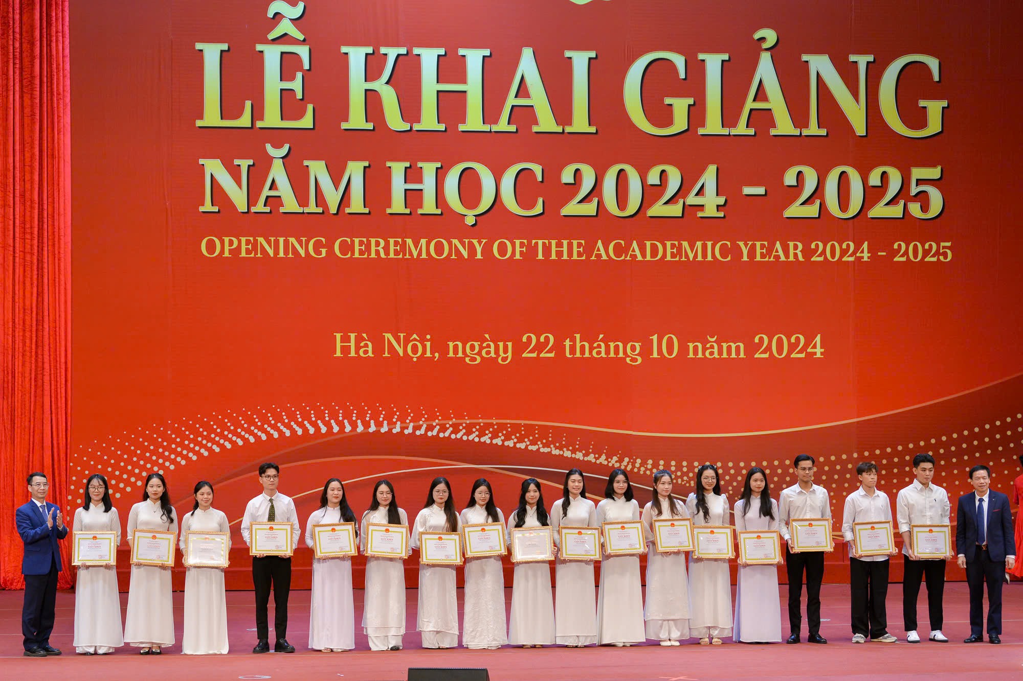 Khen thưởng, biểu dương những sinh viên có thành tích xuất sắc.