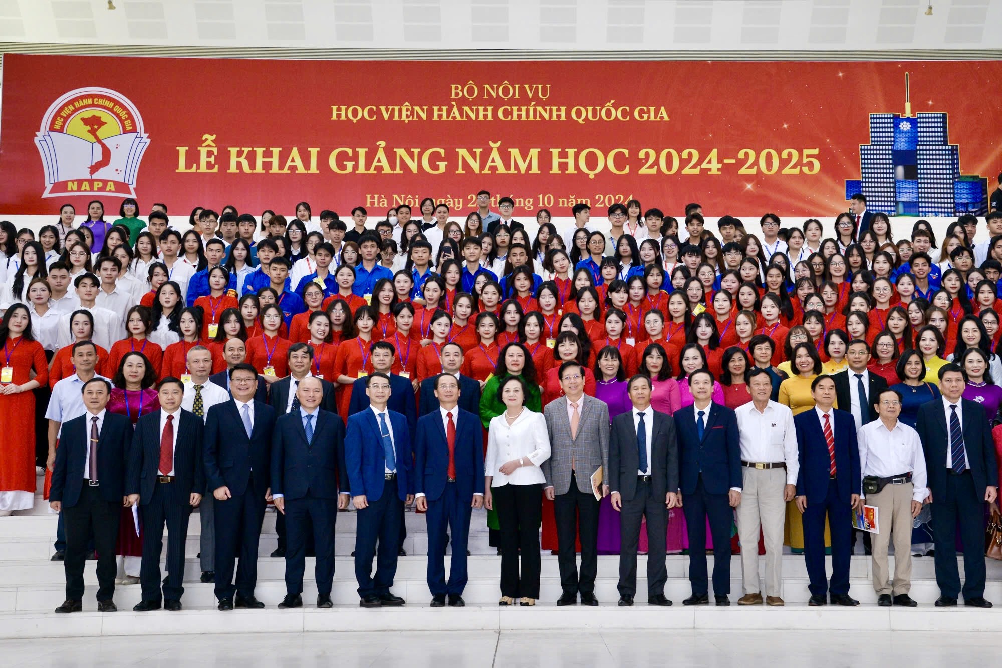 Bộ trưởng Bộ Nội vụ Phạm Thị Thanh Trà chụp ảnh lưu niệm cùng các đại biểu tại Lễ khai giảng.