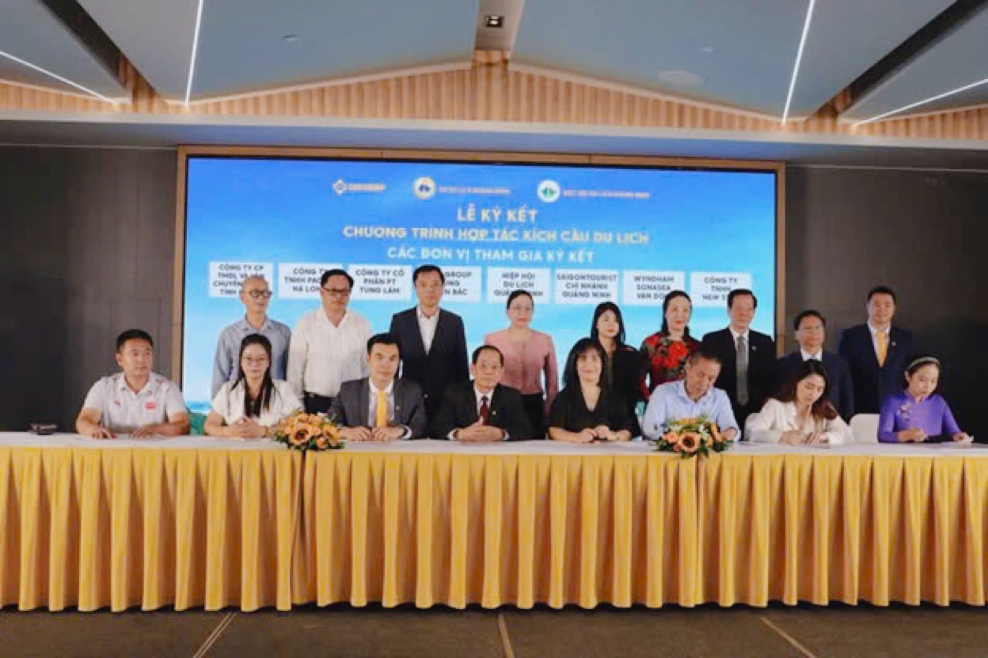 Các doanh nghiệp ký cam kết chương trình hợp tác kích cầu du lịch.