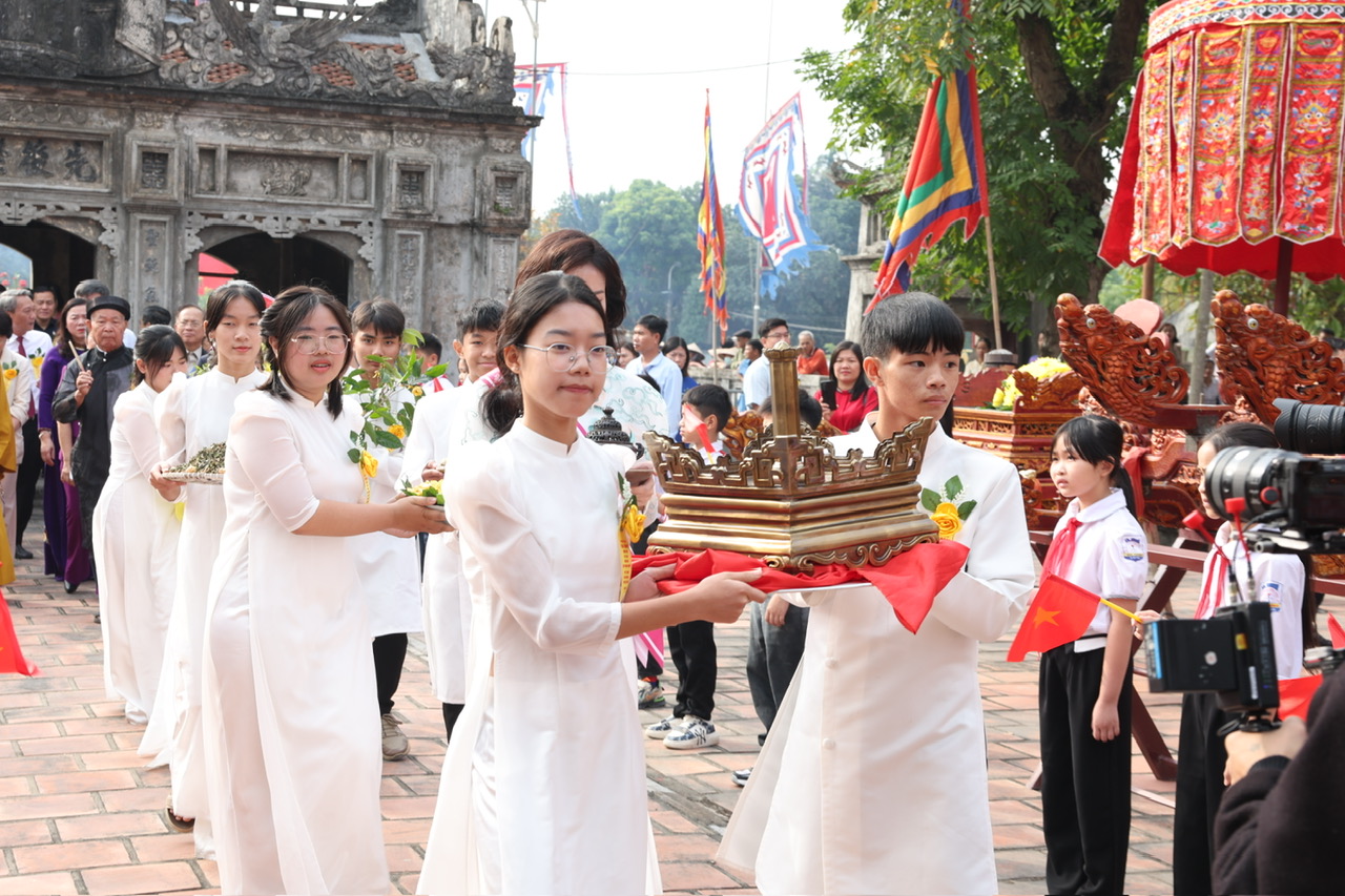 https://apibeta.baoninhbinh.org.vn/user-blob/15088545-560b-d200-1fa2-cc31adda5a44/2024/11/23/nghi-thuc-dang-hoa_1732346950648.jpg