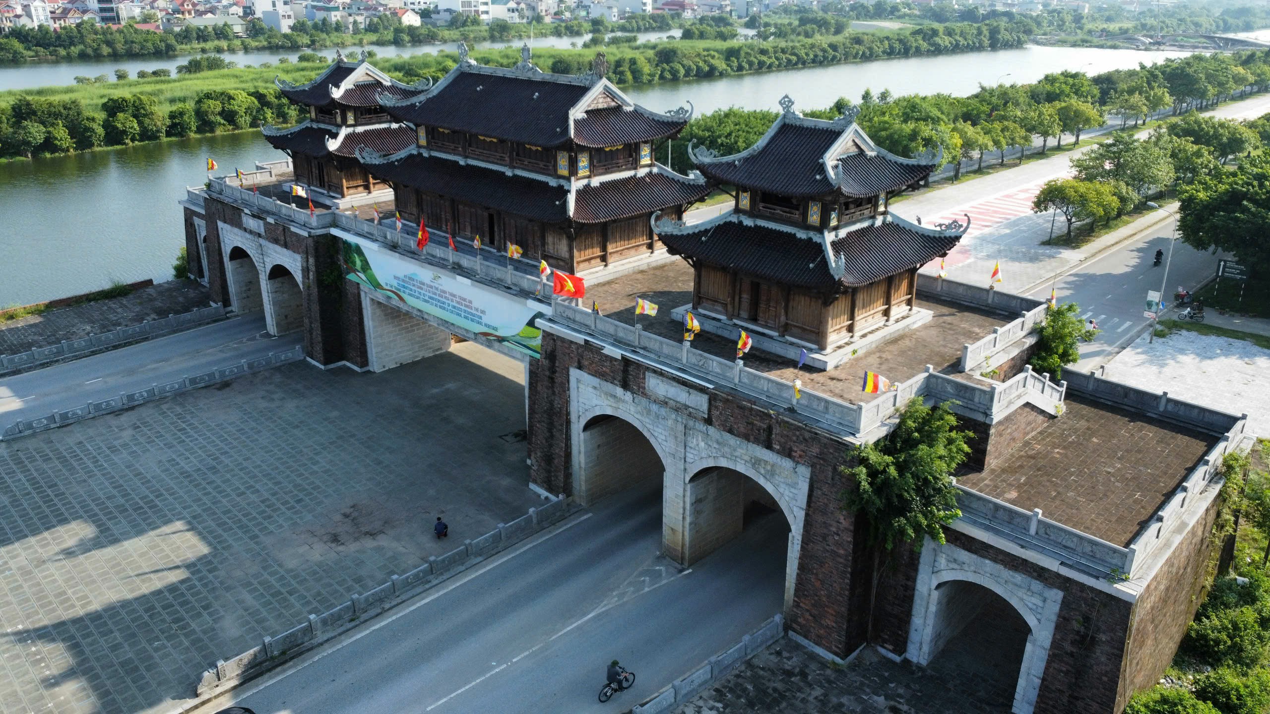 Những điều ít biết về cổng tam quan đi vào khu du lịch Tràng An ở Ninh Bình?