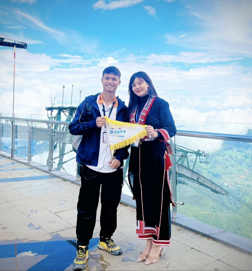 Trần Thị Huyền (mặc trang phục dân tộc) - Giám đốc Ahatrip VN Travel 