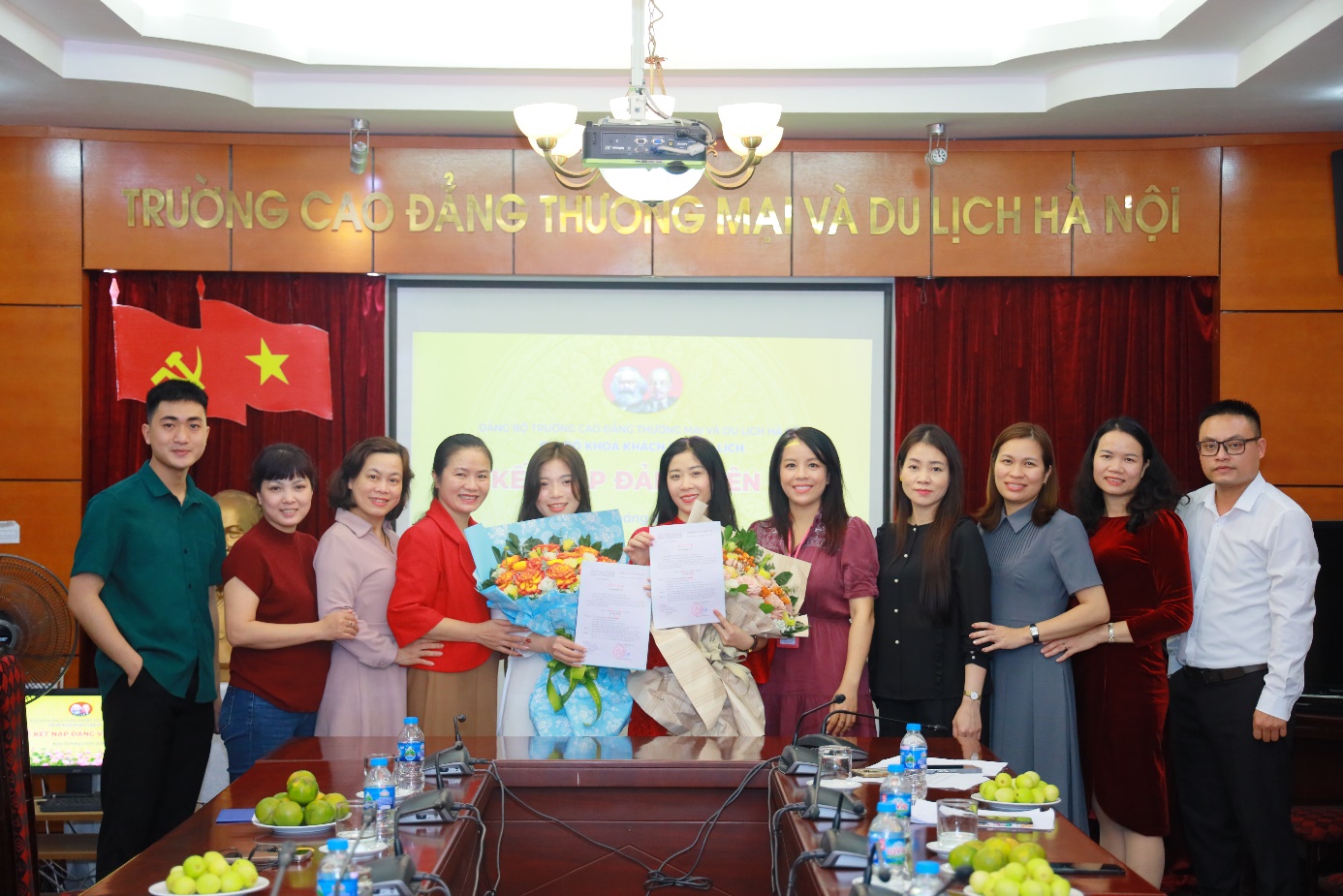 Đồng chí Nguyễn Thị Hồng Hoa, Phó Bí thư Đảng ủy, Phó Hiệu trưởng Nhà trường chúc mừng 02 đồng chí Đảng viên của Khoa Khách sạn du lịch.