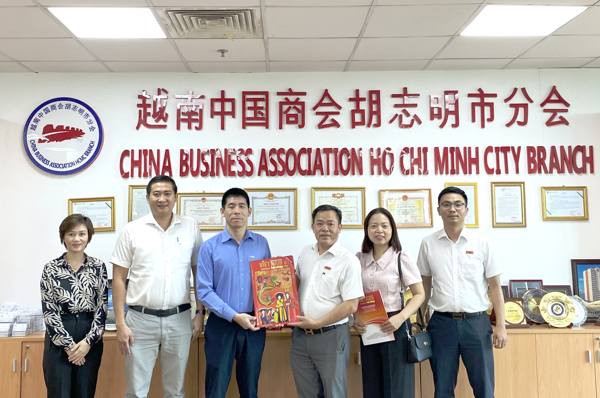 Đại diện tạp chí Việt Nam hội nhập tặng Ấn phẩm Liên hiệp Doanh nghiệp Trung Quốc tại Hồ Chí Minh
