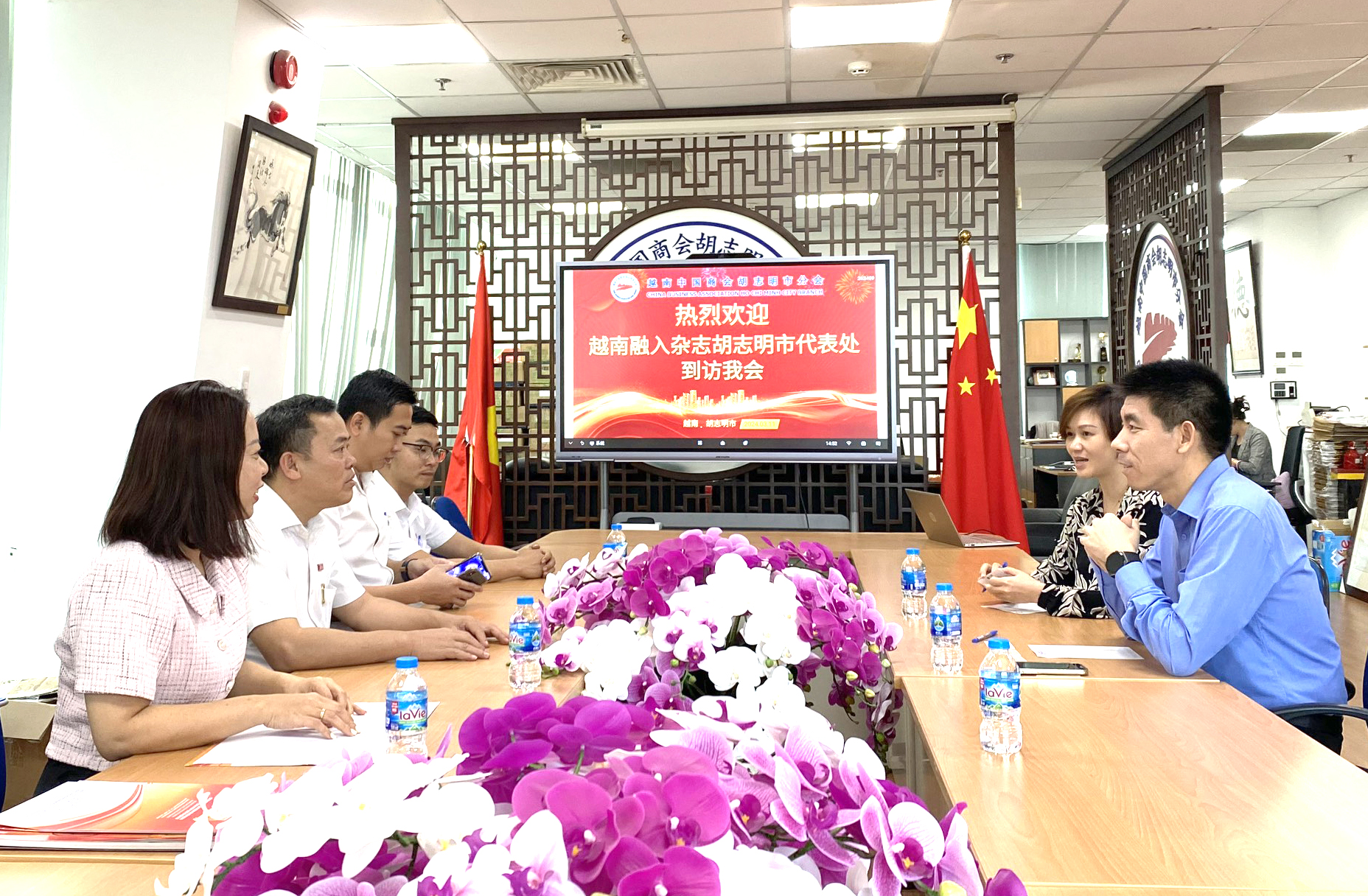 Đại diện từ tạp chí Việt Nam Hội Nhập văn phòng tại Thành phố Hồ Chí Minh đã thăm và tổ chức một cuộc gặp gỡ với Liên hiệp các hội doanh nghiệp Trung Quốc