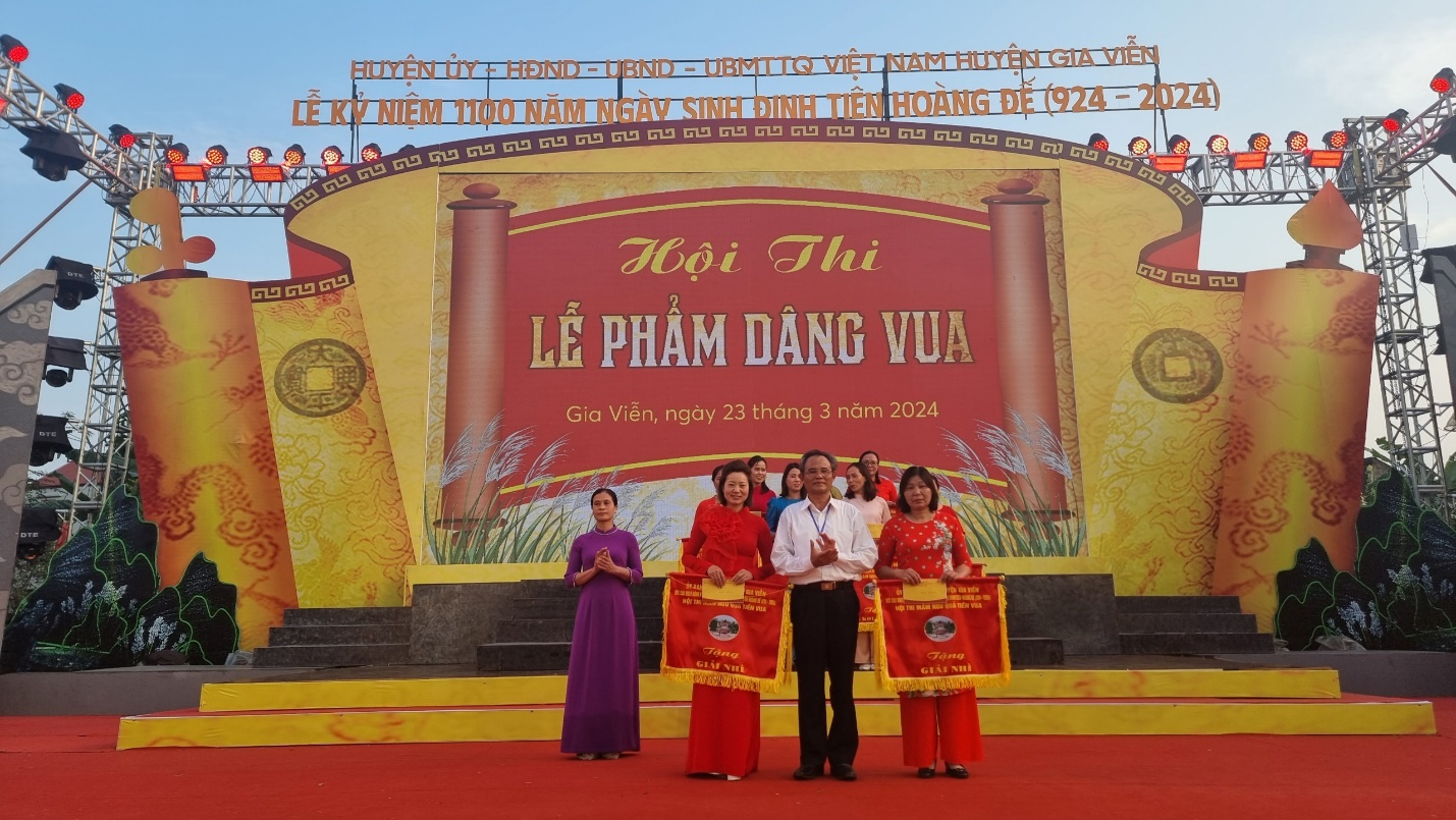A group of people standing on a stage

Description automatically generated
