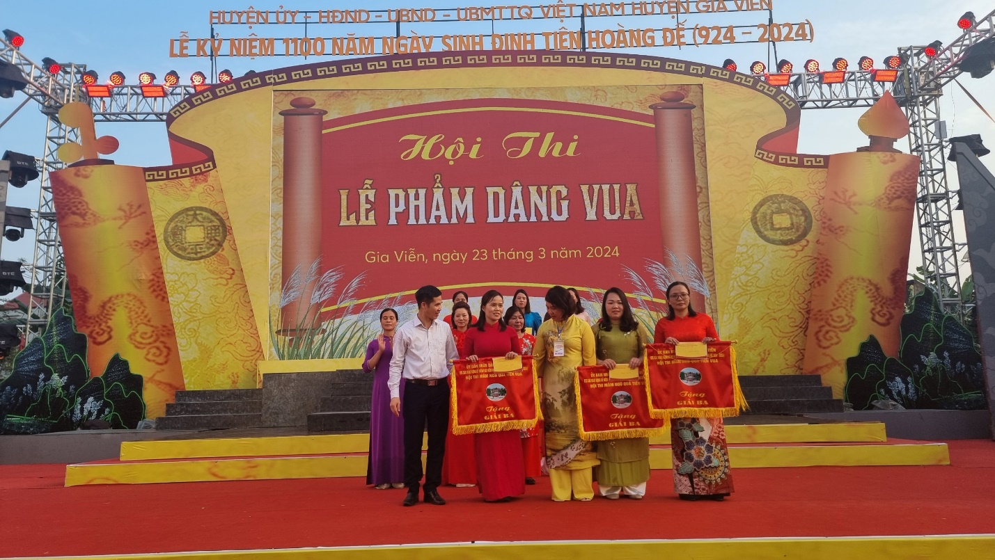 A group of people standing on a stage

Description automatically generated