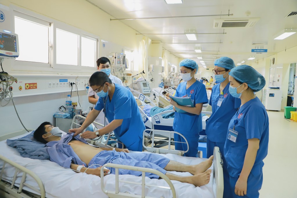 Không ngừng tuyển dụng, đào tạo cán bộ, duy trì thực hiện chính sách thu hút nguồn nhân lực có trình độ chuyên môn cao về công tác để đáp ứng nhu cầu chăm sóc sức khỏe của Nhân dân.