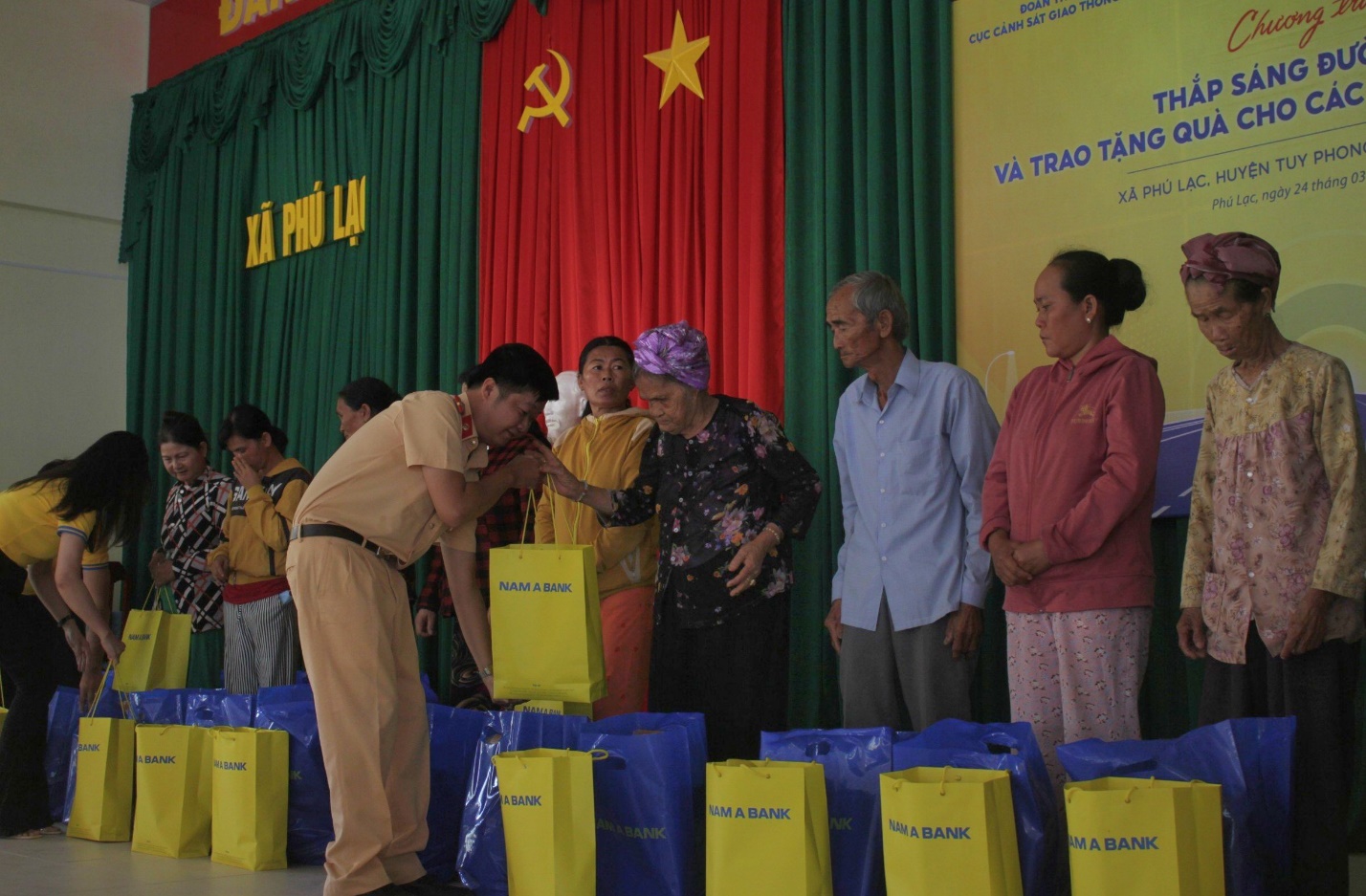 Các phần quà đã trao tận tay cho các gia đình chính sách