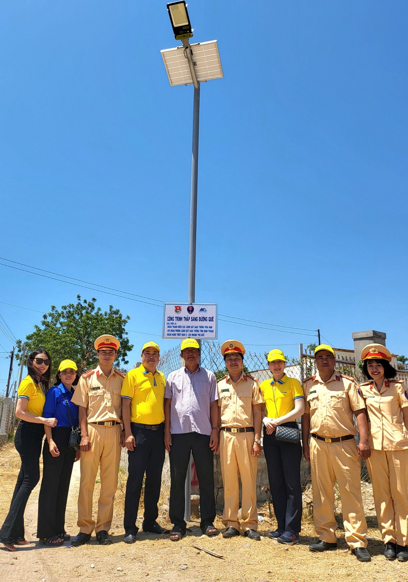 Các đơn vị cũng tiến hành trao tặng một số trụ đèn chiếu sáng năng lượng mặt trời