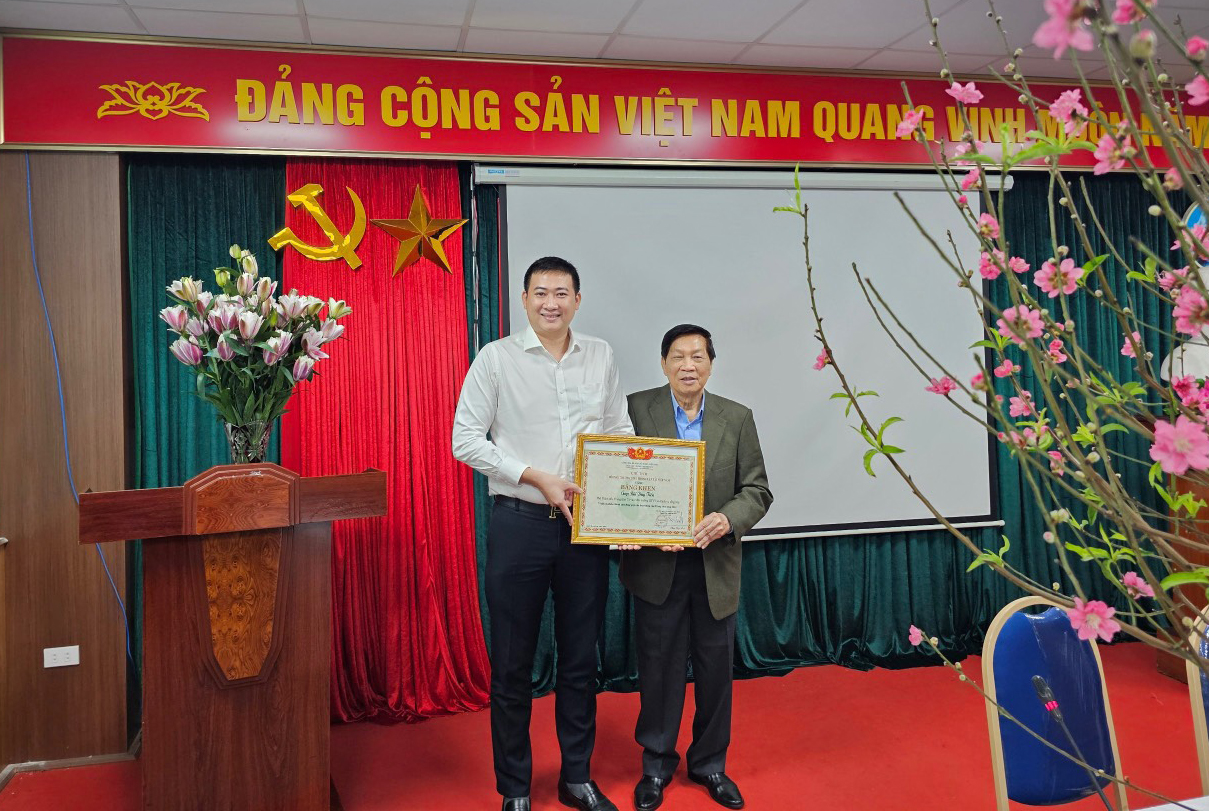 Ông Bùi Duy Tiến đón nhận bằng khen từ