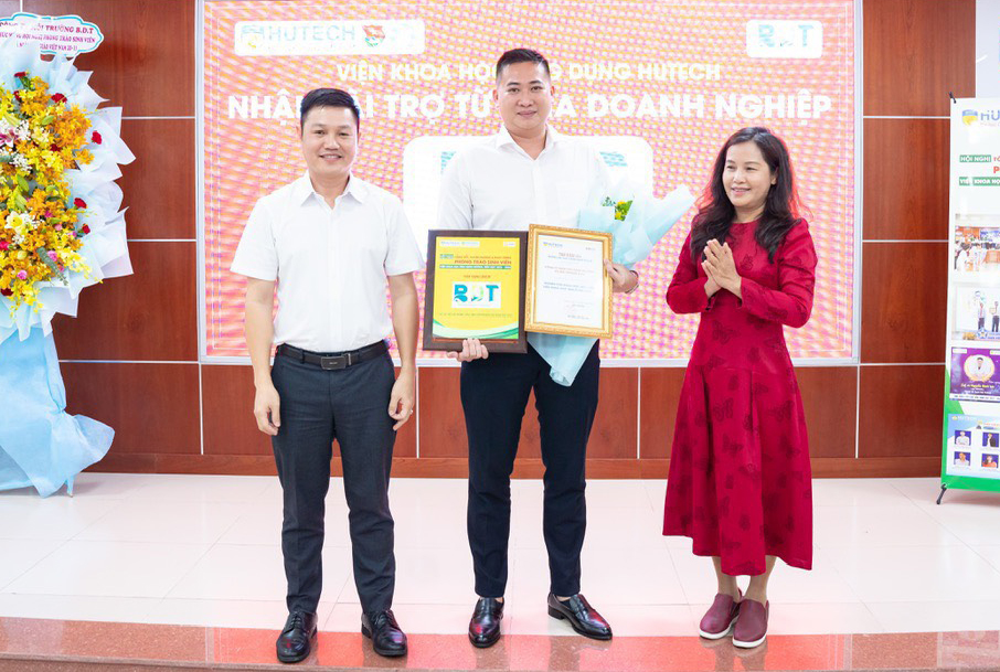 Ông Bùi Duy Tiến, đồng hành cùng các hoạt động chia sẻ kiến thức về bảo vệ môi trường và phát triển bền vững cho các Sinh Viên Trường Đại Học HUTECH TP.HCM