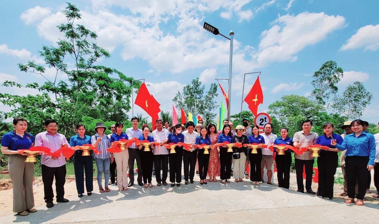 Lễ cắt băng khánh thành cầu Ngã Cạy