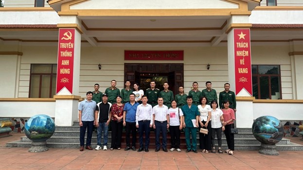 Đảng ủy, HĐND xã cùng các Ban ngành Đoàn thể xã, gia đình tân binh đến thăm và tặng quà cho tân binh tại Đơn vị Lữ đoàn 202.