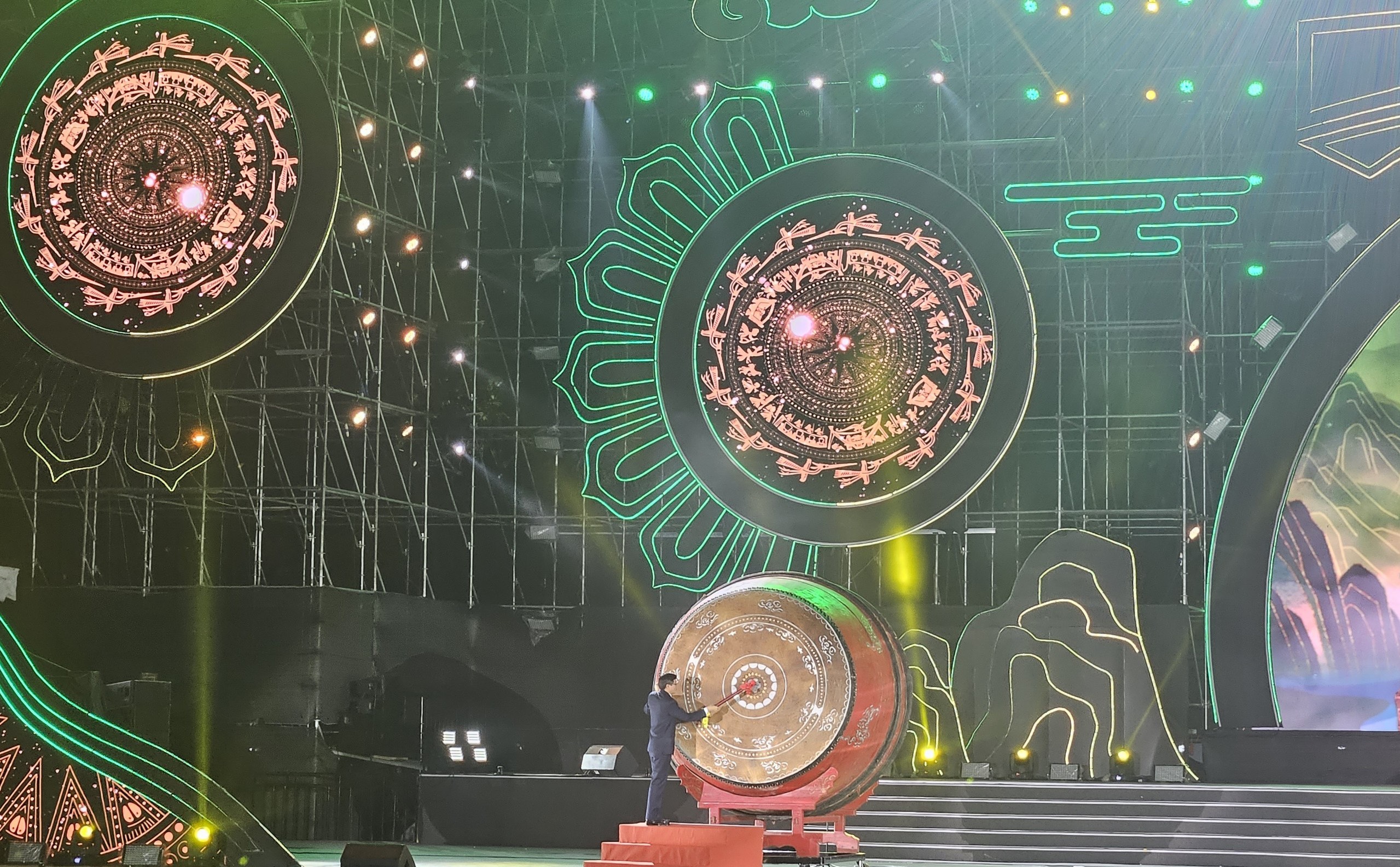 Đồng chí Đoàn Minh Huấn, Ủy viên Trung ương Đảng, Bí thư Tỉnh ủy Ninh Bình khởi trống khai hội.