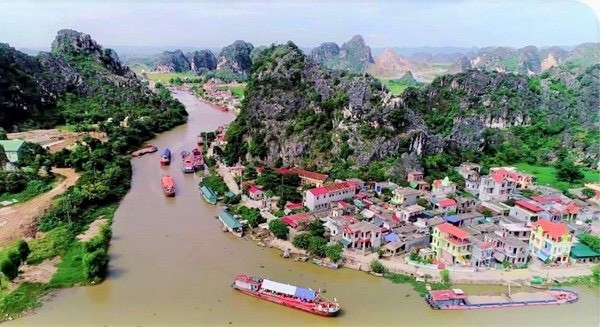 Dự án nâng cấp, mở rộng tuyến đường chính vào khu du lịch suối Kênh Gà và động Vân Trình (giai đoạn II) với tổng mức đầu tư 355 tỷ đồng.