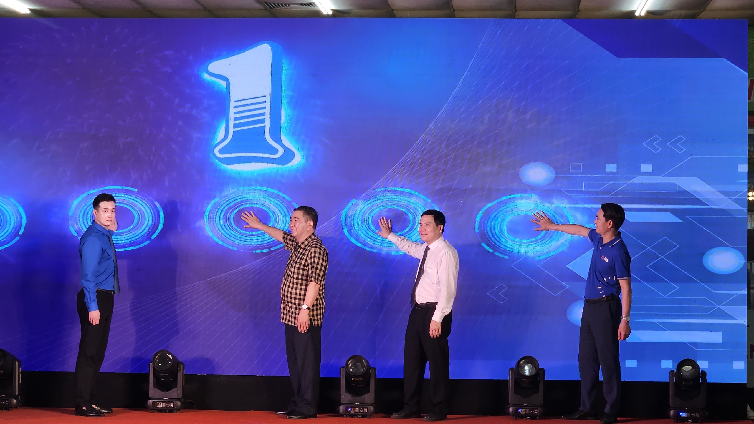 Các đại biểu thực hiện nghi thức đếm ngược khai mạc Ngày hội việc làm thanh niên Thủ đô 2024
