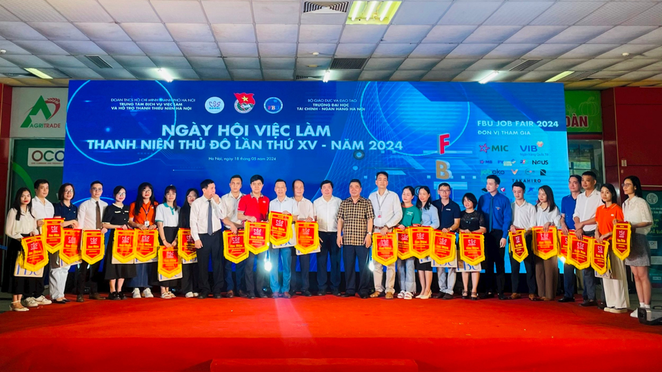 Ban Tổ chức trao cờ lưu niệm tặng đại diện các doanh nghiệp tham dự Ngày hội việc làm thanh niên Thủ đô 2024