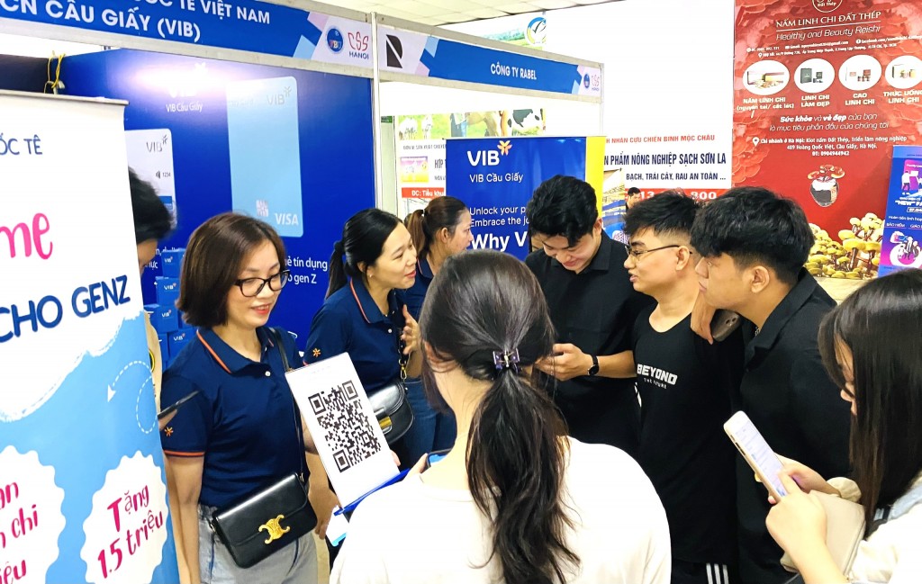 Các bạn trẻ Thủ đô tham quan các gian hàng tại ngày hội