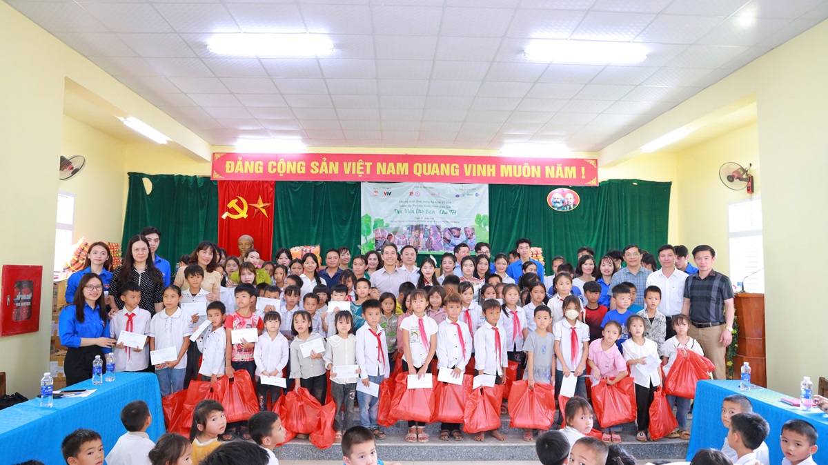 Trao gửi những phần quà hỗ trợ cho các học sinh nghèo tại xã Đá Đỏ là nguồn động viên, chia sẻ thiết thực và ý nghĩa với xã đặc biệt khó khăn
