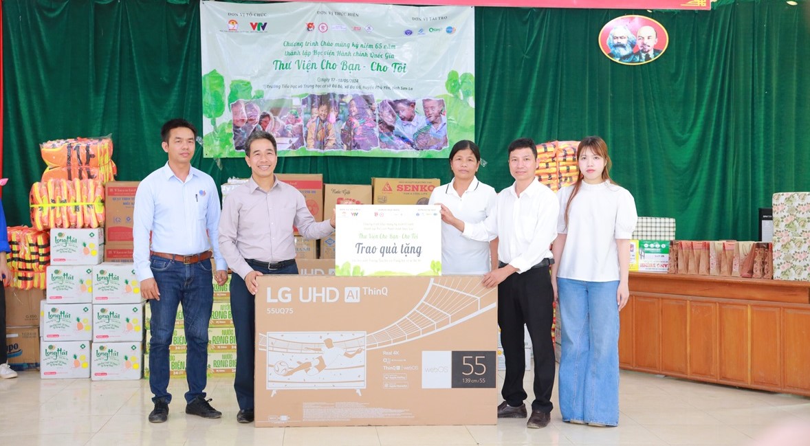 TS. Nguyễn Tiến Hiệp, Giám đốc Trung tâm Công nghệ và Thư viện (Học viện Hành chính Quốc gia) và đại diện Thương hiệu Thạch rau câu Long Hải, công ty Hồ Gia trao quà tặng tới Trường TH và THCS Đá Đỏ.