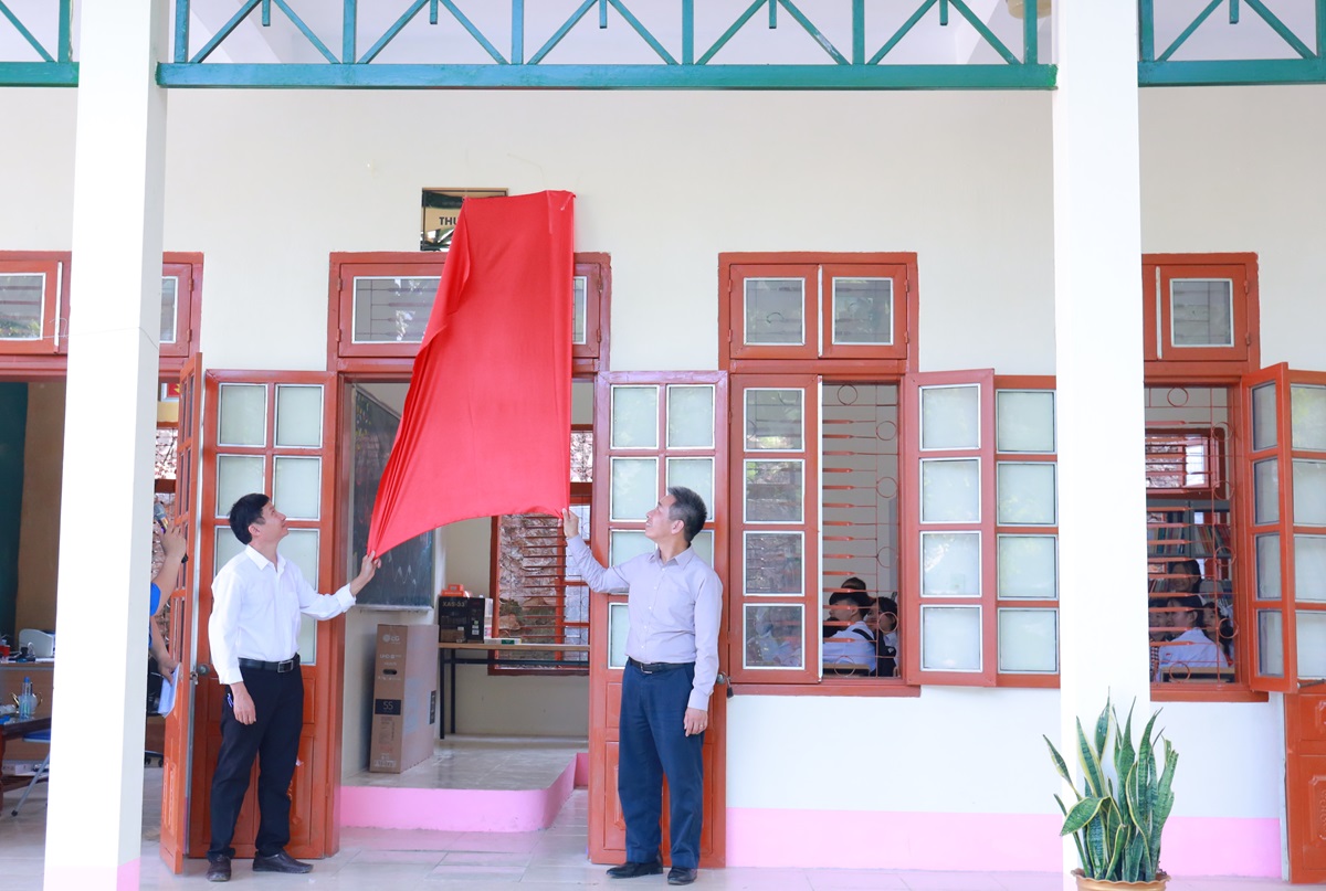 Cùng ngày, Đoàn thiện nguyện đã chính thức khánh thành Thư viện tại Trường TH và THCS Đá Đỏ (xã Đá Đỏ, huyện Phù Yên, tỉnh Sơn La).