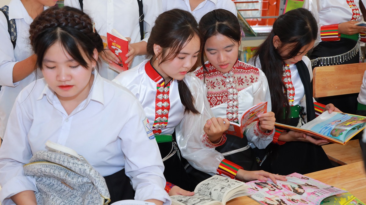 Các em học sinh hào hứng với không gian thư viện xanh – sạch – đẹp và đặc biệt có nhiều đầu sách hay.