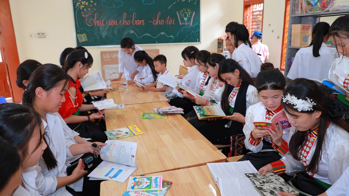 Học sinh hào hứng với những đầu sách mới toanh đã được sắp trên kệ thư viện của trường.