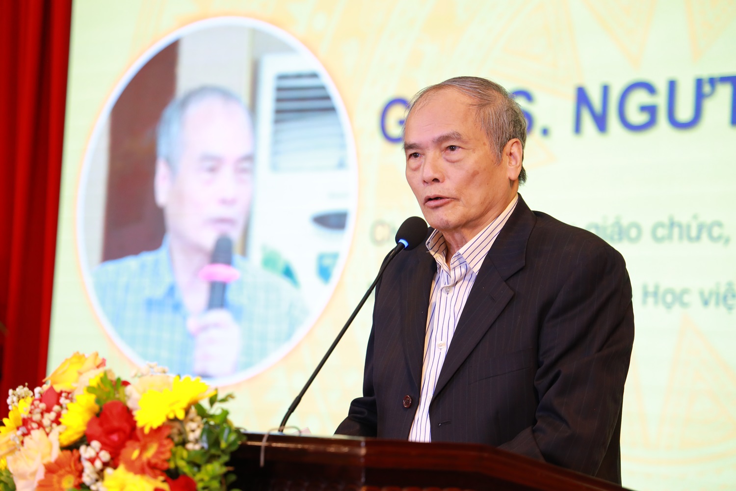 NGƯT.GS.TS. Nguyễn Hữu Khiển, Chủ tịch Hội Cựu giáo chức Học viện Hành chính Quốc gia phát biểu chúc mừng tại buổi lễ.