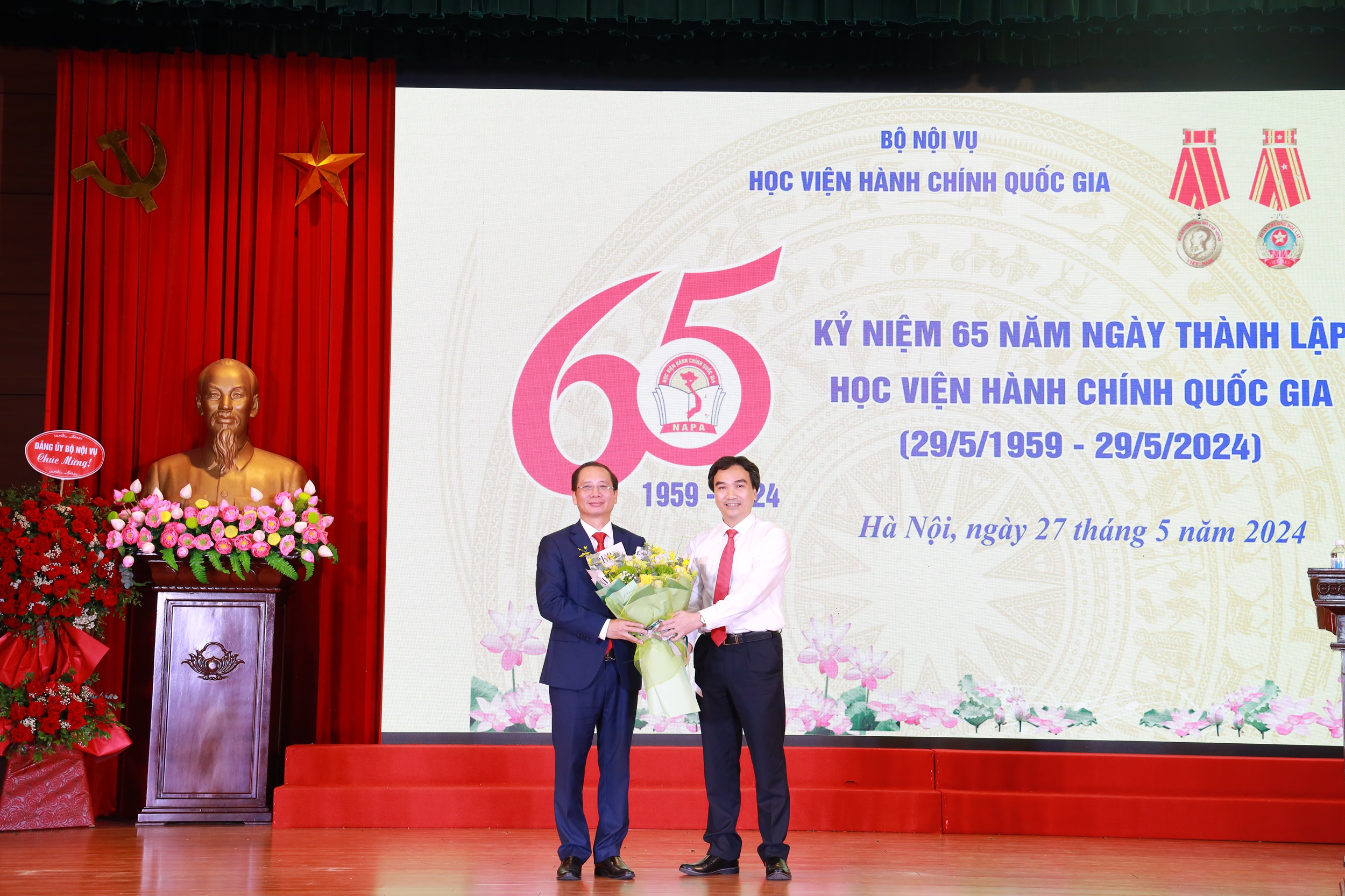 Đại diện học viên các khóa bồi dưỡng của Học viện chúc mừng Học viện.