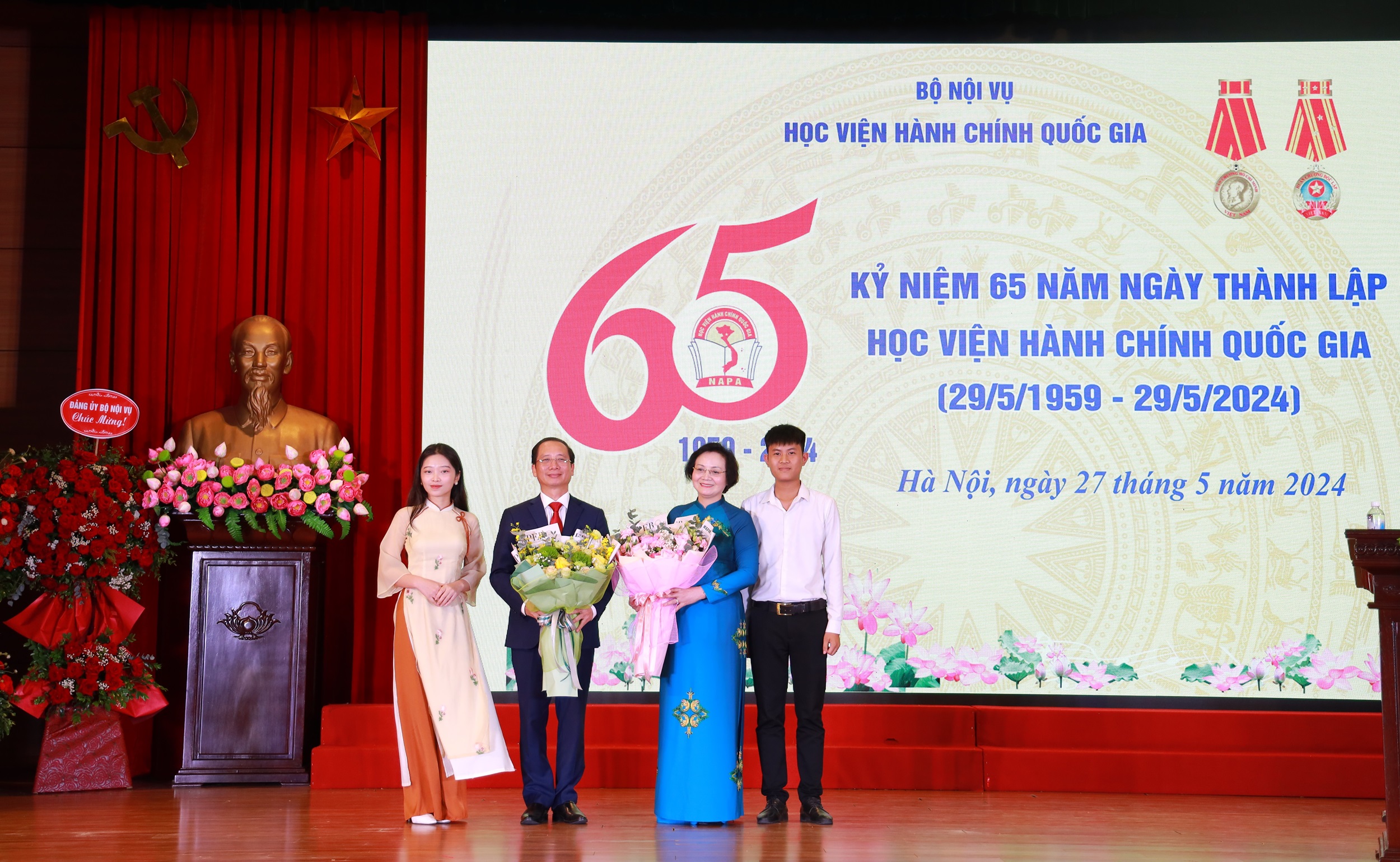 Đại diện các em sinh viên gửi lời tri ân đến Bộ trưởng Bộ Nội vụ Phạm Thị Thanh Trà và Giám đốc Học viện Hành chính Quốc gia Nguyễn Bá Chiến