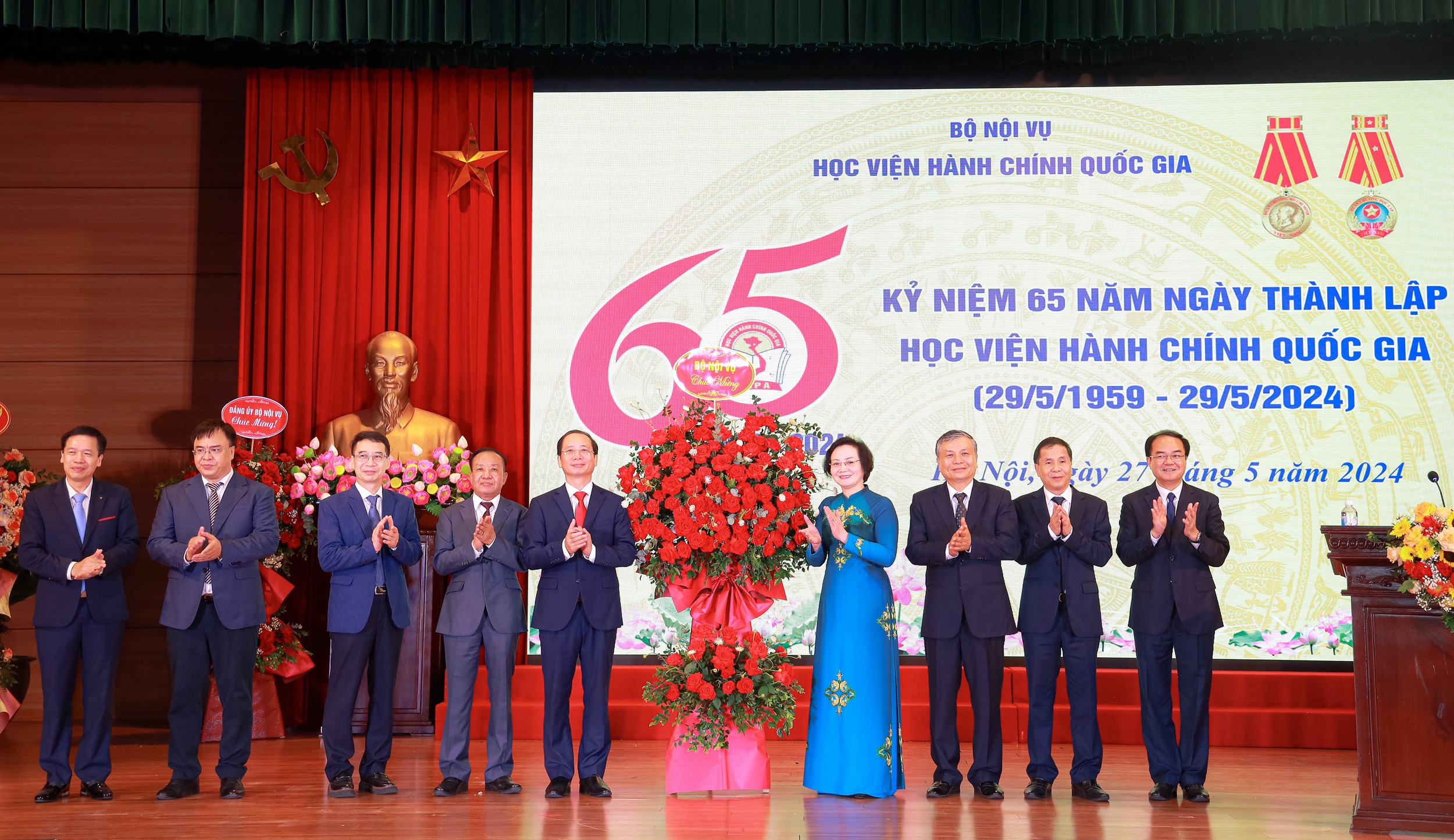 Đồng chí Phạm Thị Thanh Trà, Ủy viên Ban Chấp hành Trung ương Đảng, Phó Trưởng ban Tổ chức Trung ương, Bí thư Ban cán sự Đảng, Bộ trưởng Bộ Nội vụ cùng các Thứ trưởng Bộ Nội vụ chúc mừng Học viện nhân kỷ niệm 65 năm thành lập.