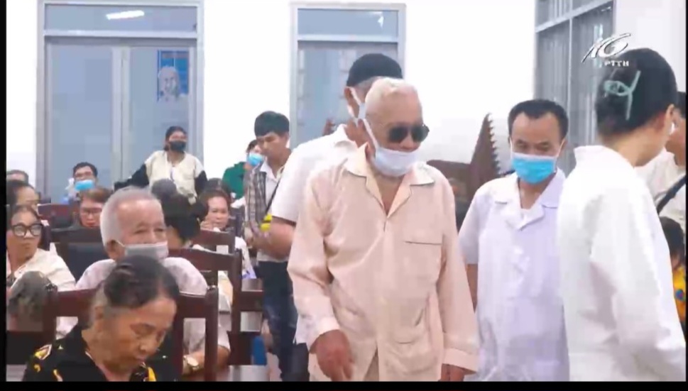 Bệnh nhân được thăm khám trước khi mổ mắt