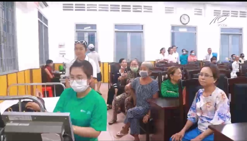Các bác sĩ Bệnh viện Đa khoa Sài Gòn kiểm tra chuẩn bị phẫu thuật mắt cho các bệnh nhân