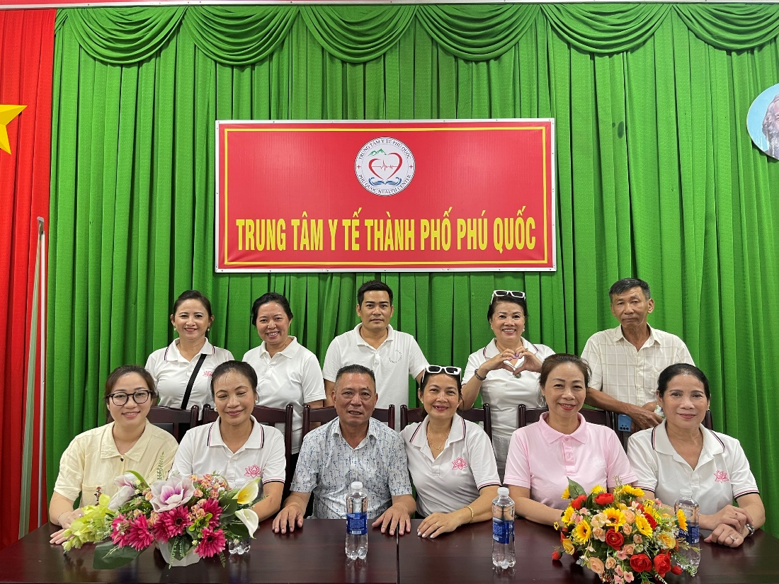 Ông Nguyễn Hữu Giáp (ngồi hàng ghế đầu) cùng nhóm thiện nguyện Hương Sen trong chương trình “Vision Bus - Ánh Mắt Sáng Cả Niềm Tin”