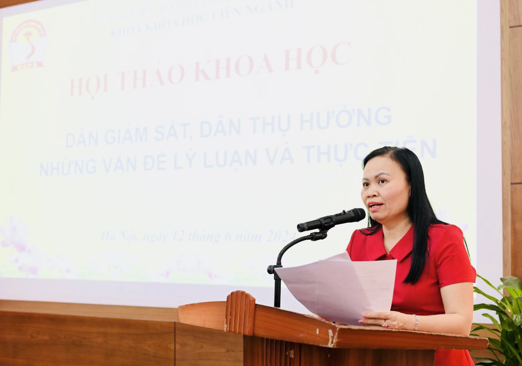 PGS.TS. Nguyễn Thị Thu Hà – Trưởng khoa, Khoa Khoa học liên ngành phát biểu đề dẫn Hội thảo.