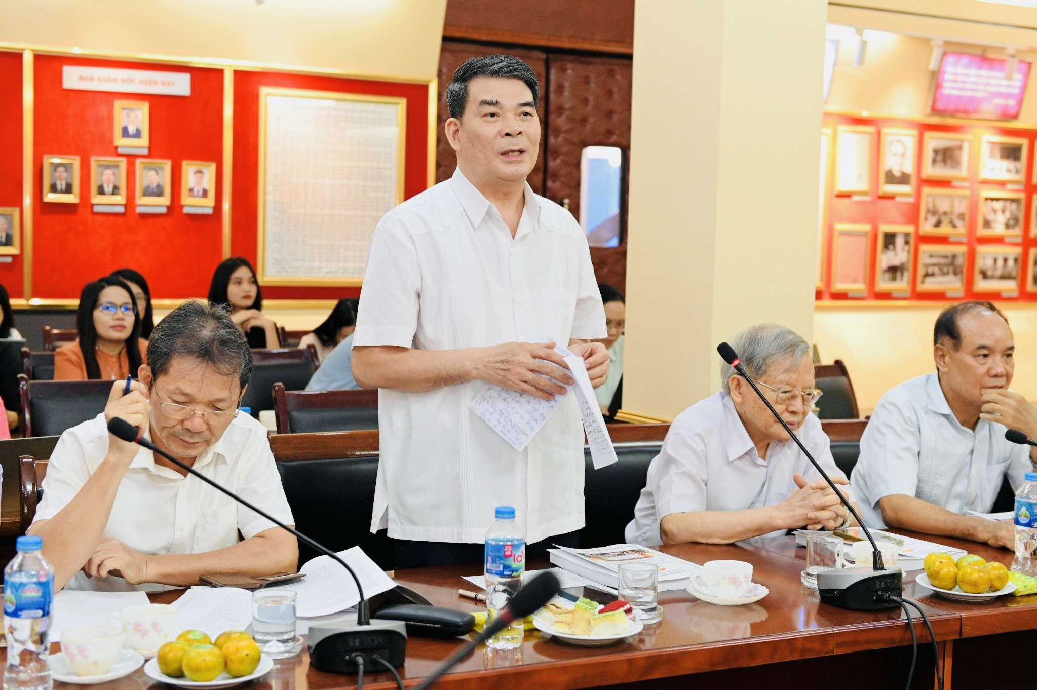 TS. Nguyễn Tiến Dĩnh – nguyên Thứ trưởng Bộ Nội vụ tham luận tại Hội thảo.