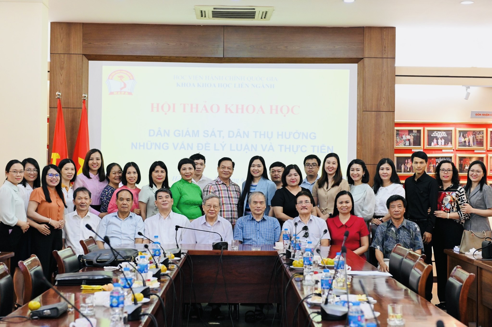 Đại biểu, khách mời dự Hội thảo chụp ảnh lưu niệm.