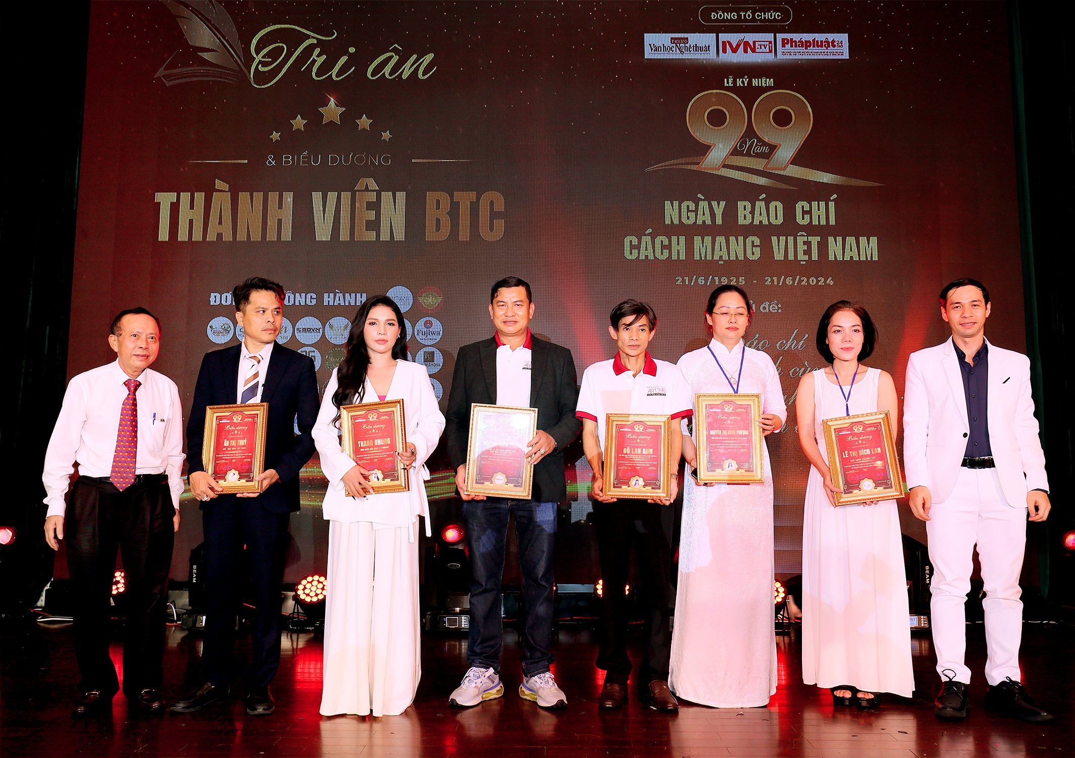 Đại diện BTC Luật Gia - Doanh Liên cùng với Nhà văn - Nhà báo, TBT Thời báo VHNT đã trao tặng hoa và bằng cảm ơn cho các Phóng viên Thời báo ART TIMES đã có nhiều đóng góp cho cơ quan.