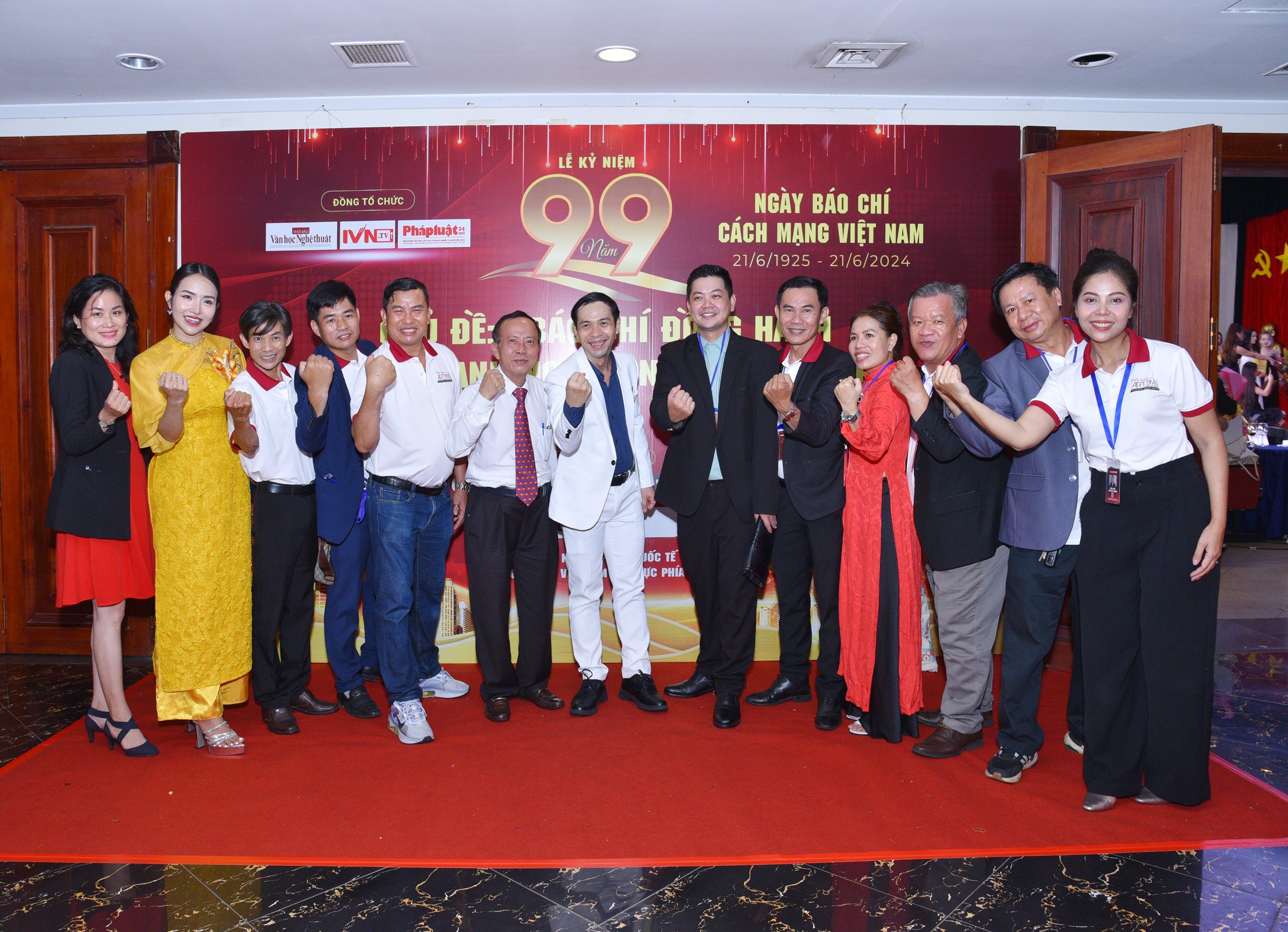 TBT Thời báo VHNT chụp ảnh lưu niệm cùng với các Phóng viên Thời Báo ART TIMES kênh sản xuất truyền thông đa phương tiện.