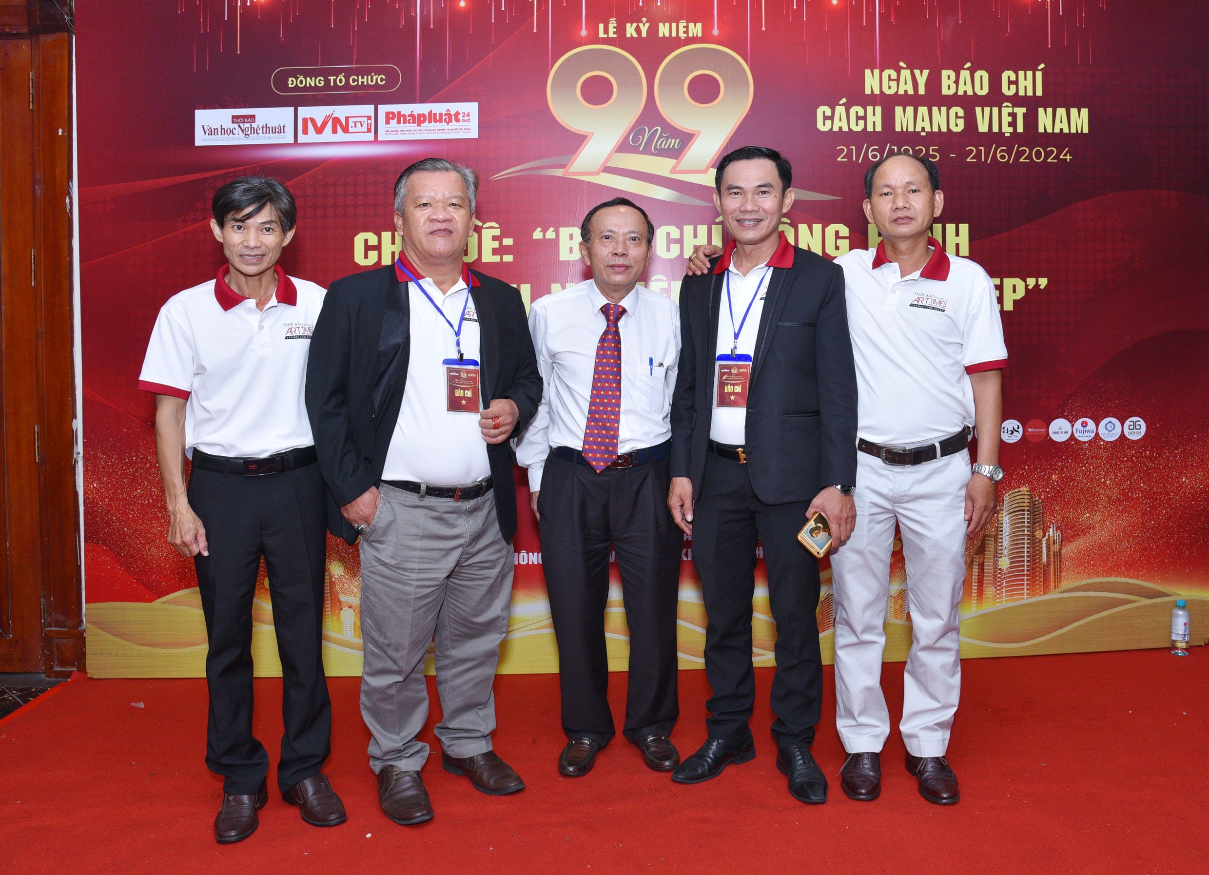 Thời báo VHNT chụp ảnh lưu niệm cùng với anh em Phóng Viên tại sự kiện Lễ kỷ niệm 99 năm.