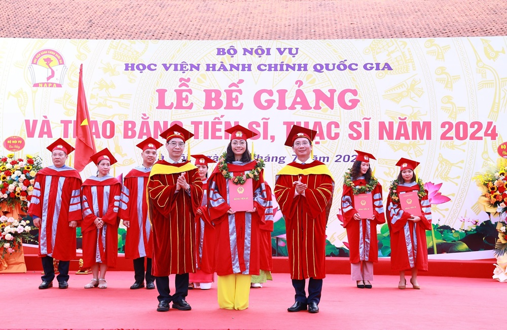 PGS.TS. Nguyễn Bá Chiến, Giám đốc Học viện và PGS.TS. Lương Thanh Cường, Phó Giám đốc Học viện trao bằng Tiến sĩ cho các nghiên cứu sinh năm 2024.
