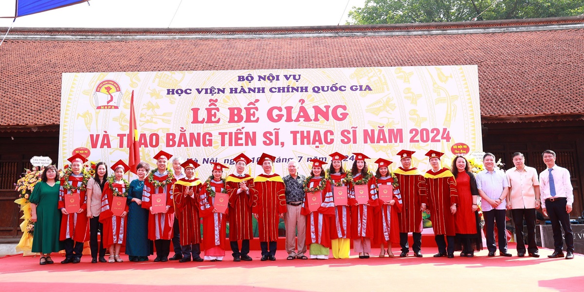 Ban Giám đốc Học viện Hành chính Quốc gia chúc mừng các Tân Tiến sĩ.