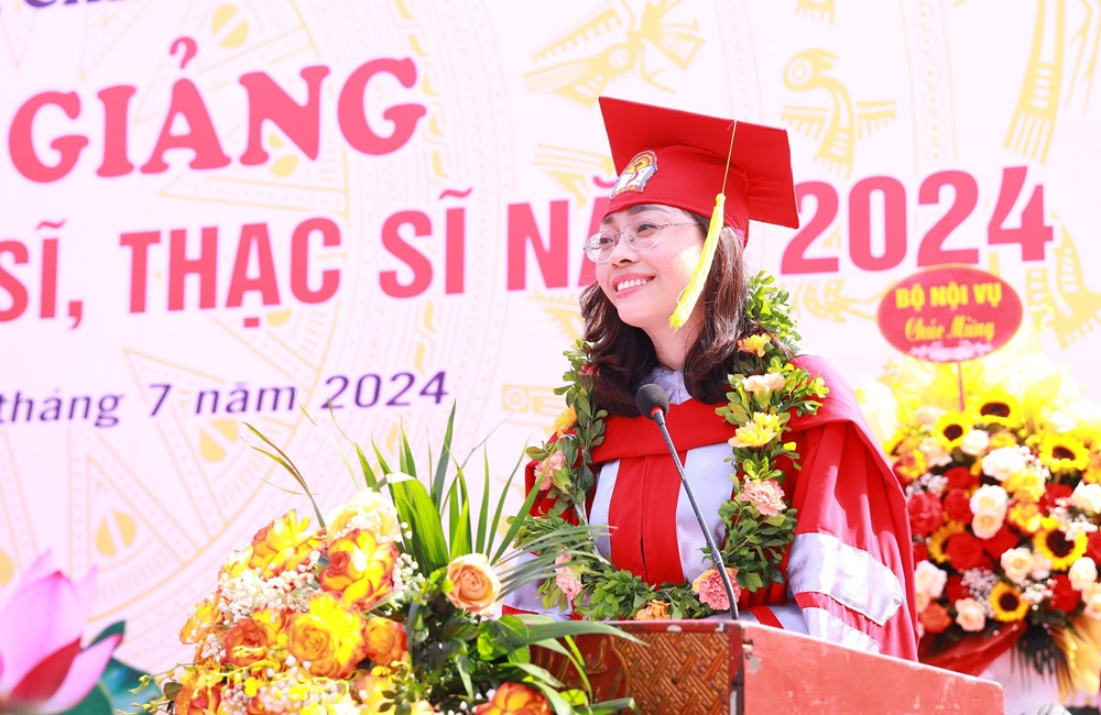 Tân Tiến sĩ Mai Thị Kim Oanh, đại diện các tân cử nhân Thạc sĩ và Tiến sĩ gửi lời cảm ơn đến Học viện Hành chính Quốc gia cùng các vị đại biểu, khách mời tham dự Lễ Bế giảng.