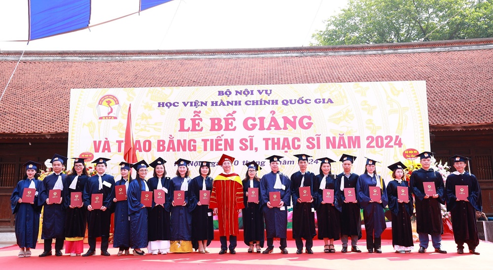 Giám đốc Học viện Hành chính Quốc gia Nguyễn Bá Chiến trao bằng cho các tân Thạc sĩ.