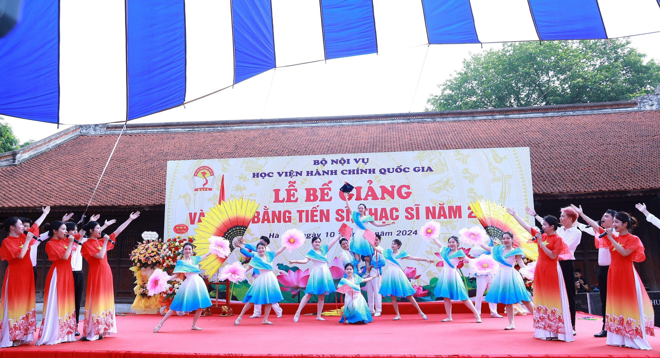 Chương trình văn nghệ tại Lễ bế giảng.Chương trình văn nghệ tại Lễ bế giảng.