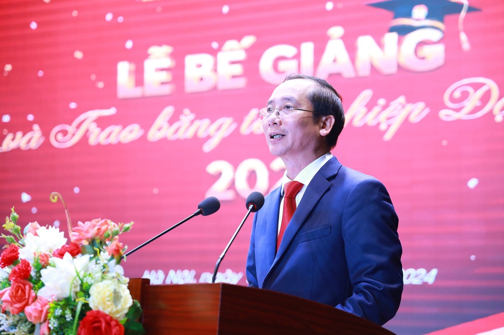 PGS.TS. Nguyễn Bá Chiến, Bí thư Đảng ủy, Giám đốc Học viện Hành chính Quốc gia phát biểu tại Lễ bế giảng.